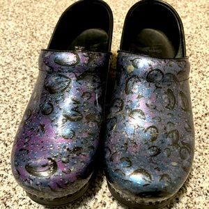 Women’s raindrop Dansko shoes size 39